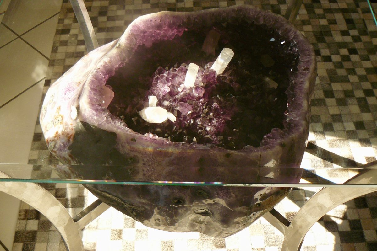 Console en acier brossé supportant une géode d'Améthyste et son plateau de verre. Remarquables Calcites