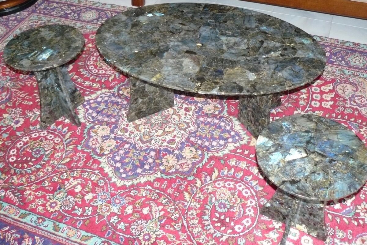 Ensemble de trois tables en Labradorite et leur pieds en pierre