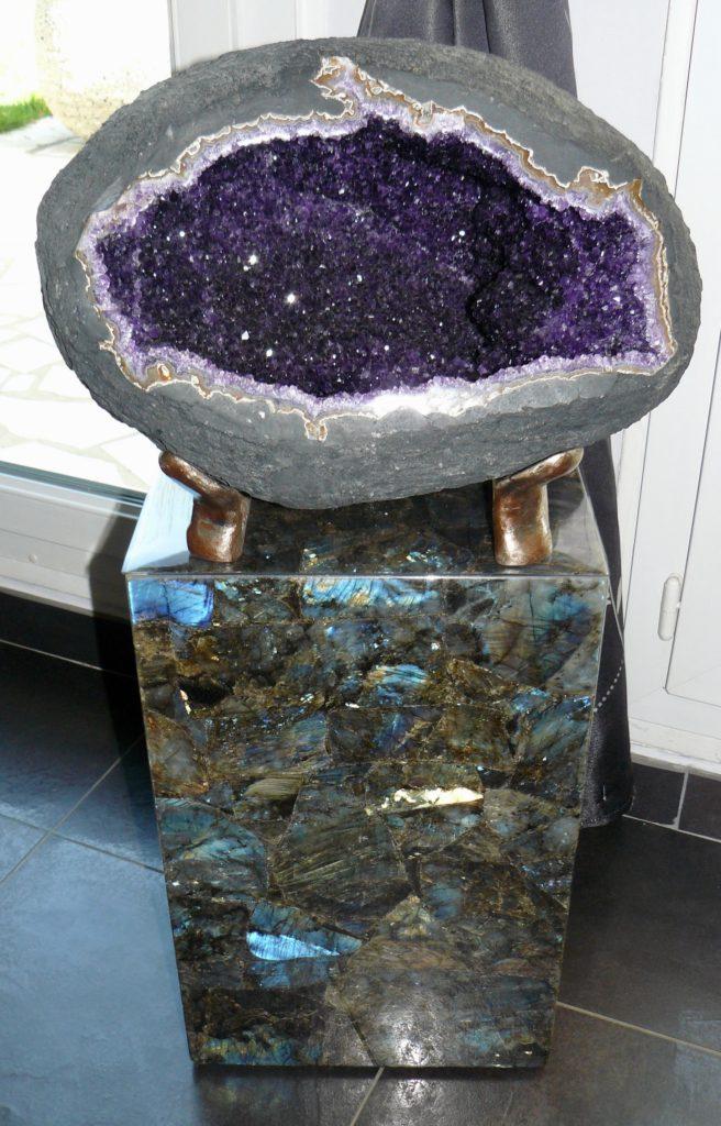 Socle en Labradorite et sa géode d'Améthyste