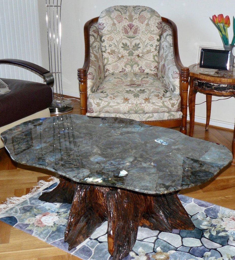 Table basse irrégulière en Labradorite et sa souche de bois