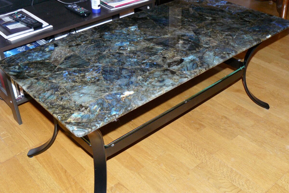 Table basse en labradorite - pied en fer