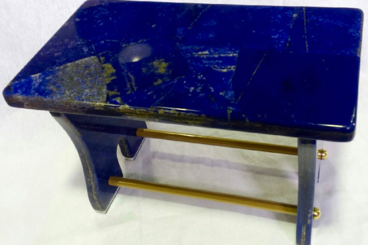 table basse en lapis-lazuli avec pied en métal