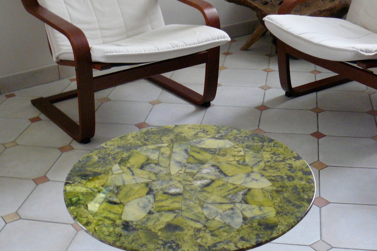 Table basse en Serpentine et son socle en fer plat noir