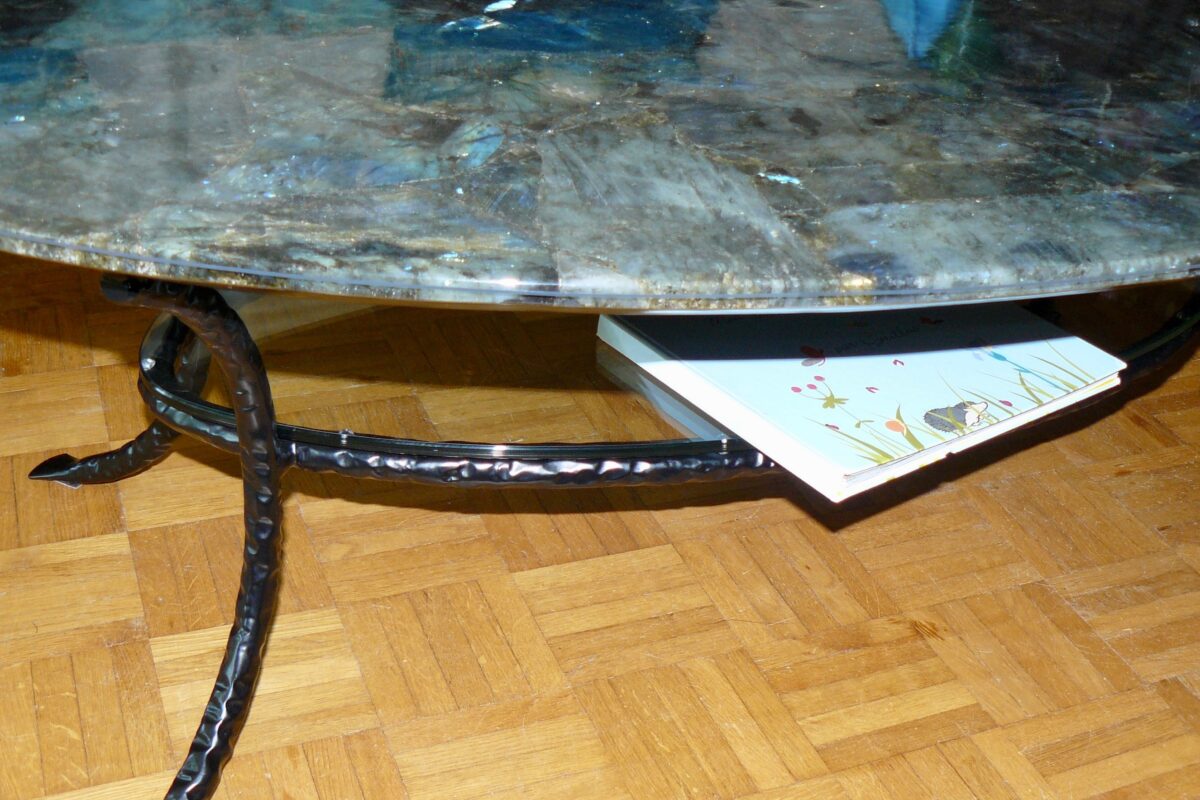 Table basse ovale en Labradorite avec socle en fer forgé martelé