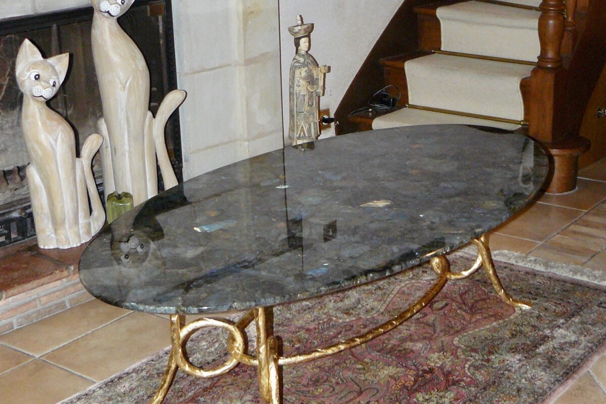 Table basse ovale en Labradorite et son socle en fer martelé doré