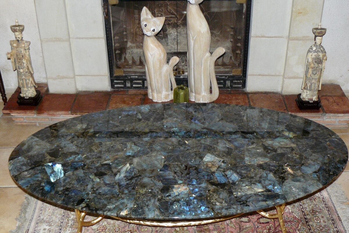 Table basse ovale en Labradorite et son socle fer martelé doré