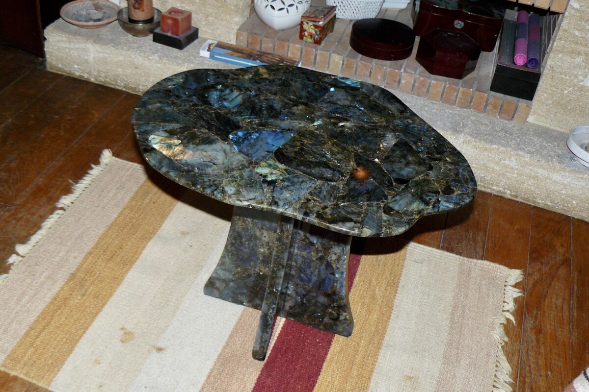 Table d'appoint en Labradorite et son socle en pierre