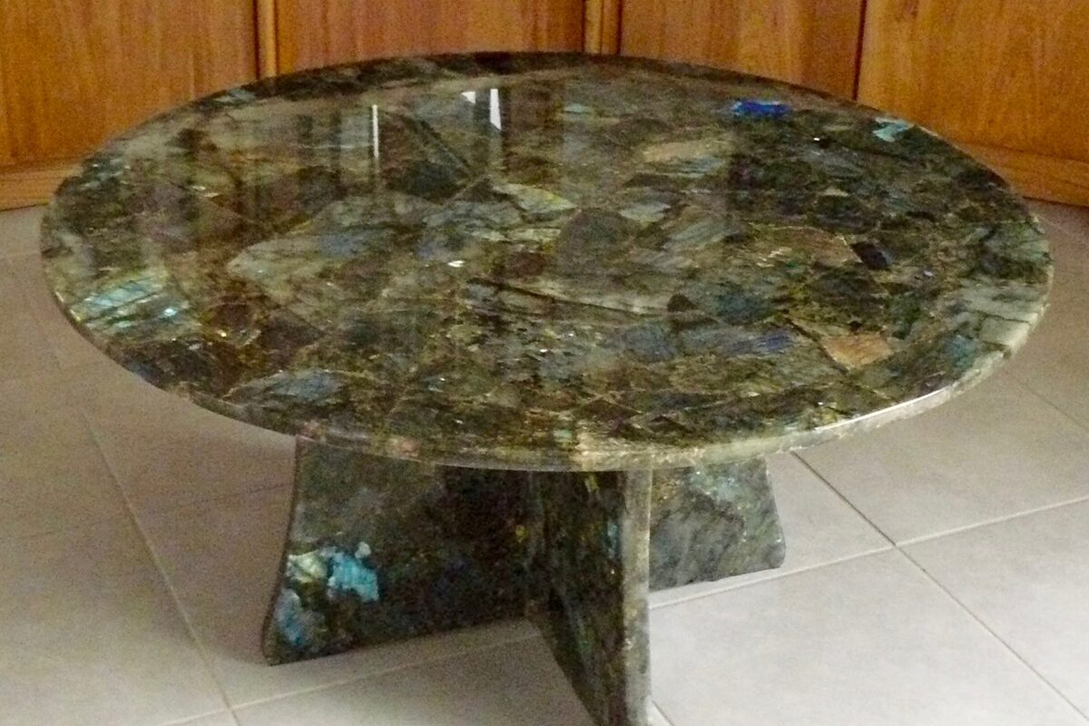 Table de salle à manger en Labradorite avec socle en pierre