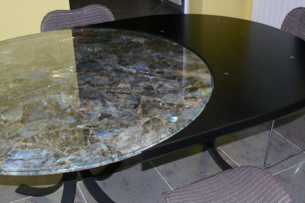 Table de salle à manger en Labradorite et sa rallonge en medium laqué noir