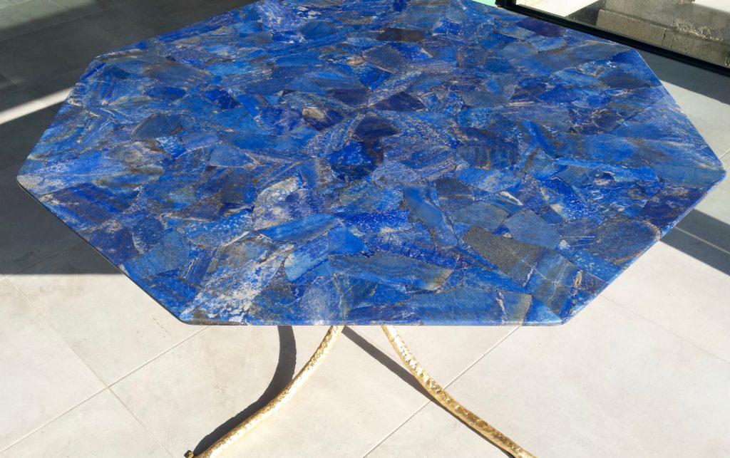 Table de salle à manger octogonale en Lapis-Lazuli ø 1.4 m et son socle en fer forgé martelé doré