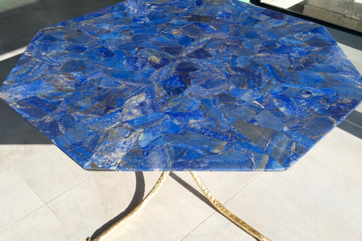 Table de salle à manger octogonale en Lapis-Lazuli ø 1.4 m et son socle en fer forgé martelé doré