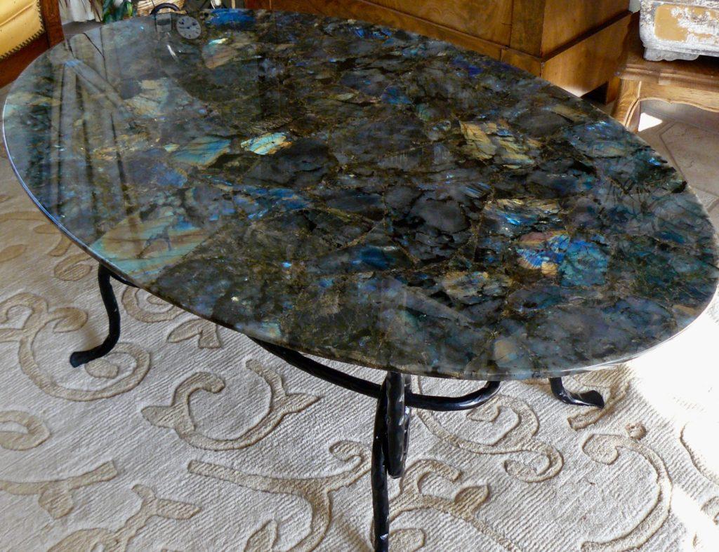 Table de salon en Labradorite et son pied en fer forgé martelé noir