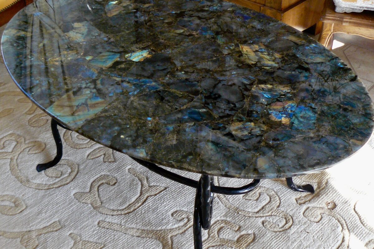 Table de salon en Labradorite et son pied en fer forgé martelé noir