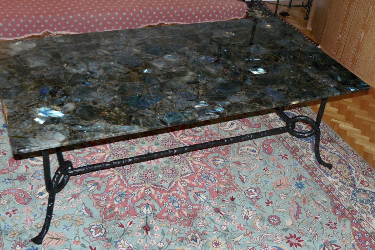 Table de salon en Labradorite et son socle rectangulaire en son socle en fer forgé martelé noir