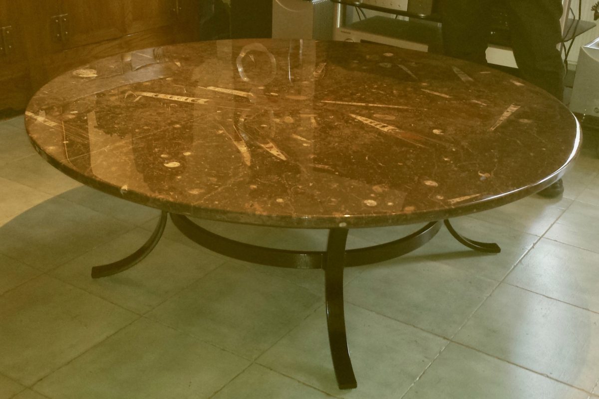 Table de salon en pierre d'Erfoud 1,5m et son socle en fer plat