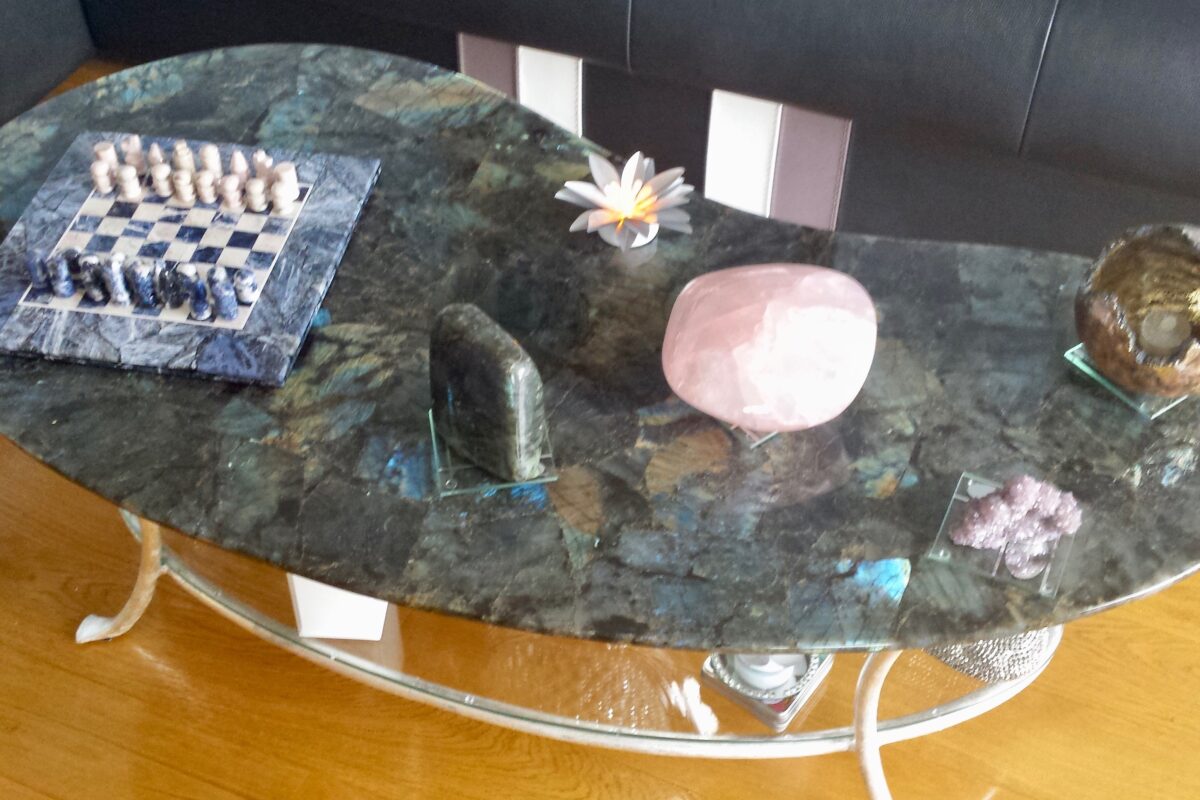 Table en Labradorite en forme de goutte d'eau et son socle en métal argenté. Étagère en verre
