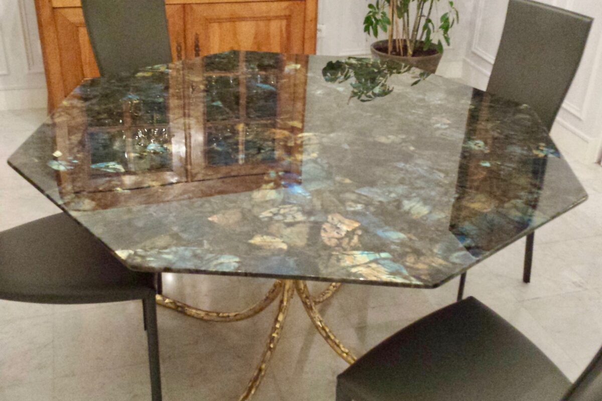 Table haute octogonale de Labradorite sur son socle en fer forgé martelé doré