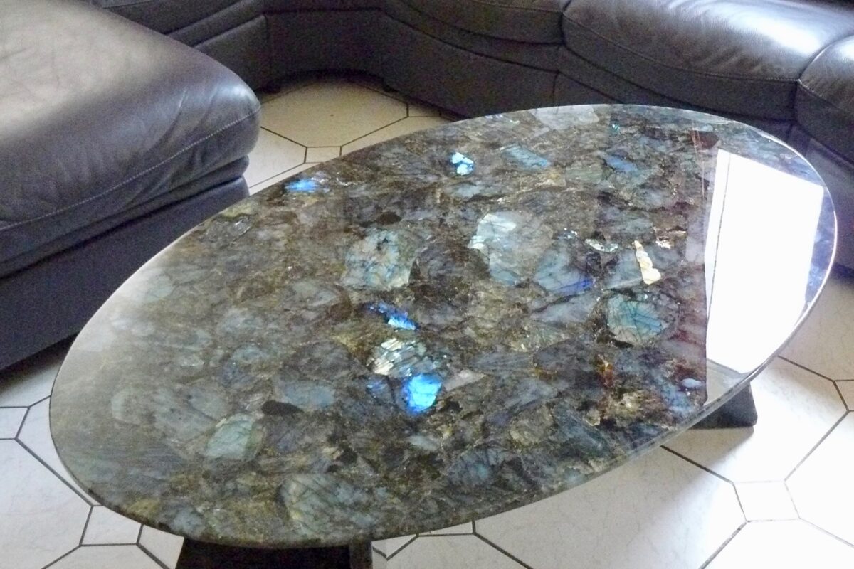 Table ovale en Labradorite et ses deux pieds en pierre