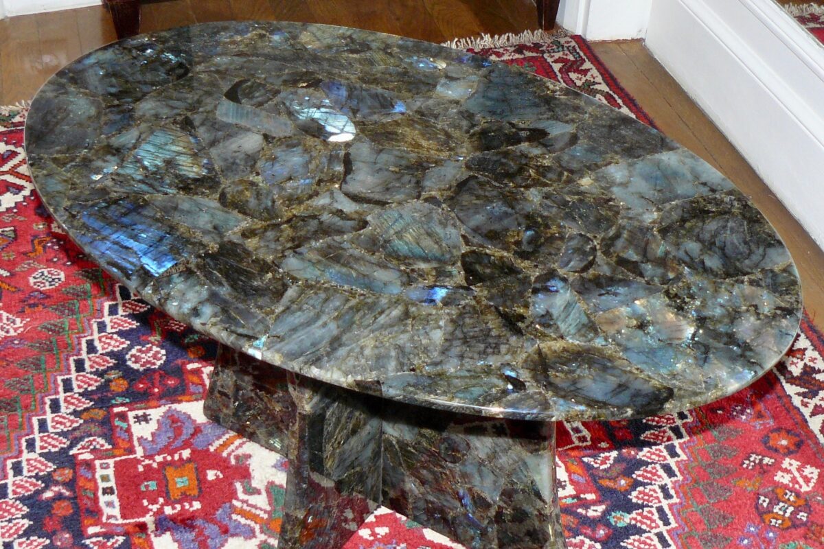 Table ovale en Labradorite et son socle modèle en croix