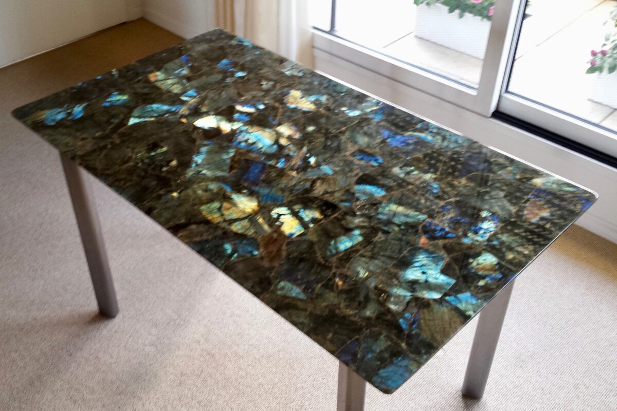 Table rectangulaire en Labradorite et son socle en tube acier brossé