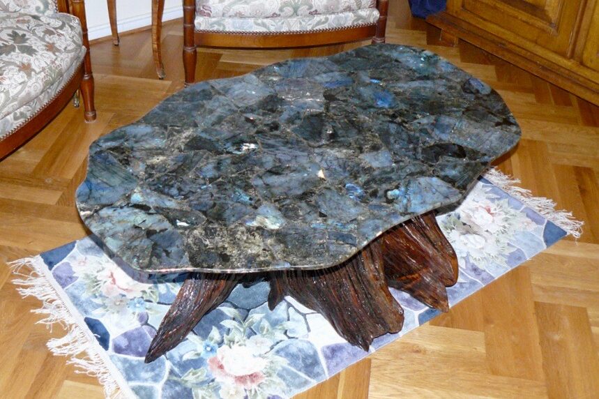 Table de forme irrégulière en Labradorite et son pied en bois