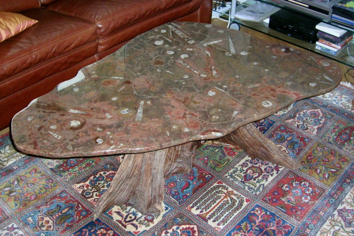 Table de forme irrégulière en pierre d'Erfoud