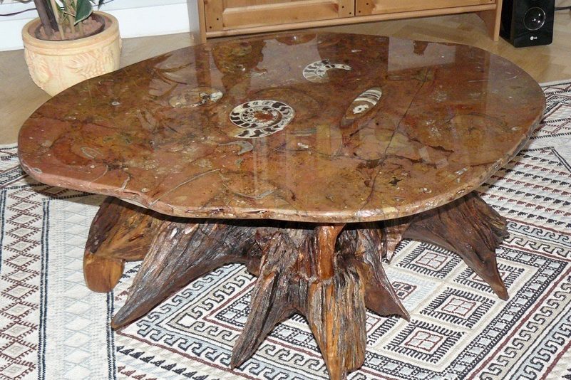 Table de forme irrégulière en pierre d'Erfoud