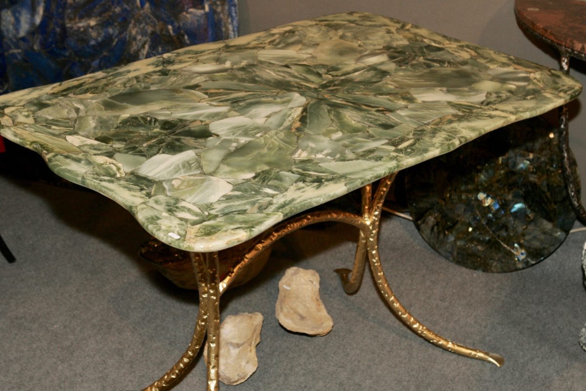Table haute de forme irrégulière en Jade vert et socle en fer forgé martelé doré