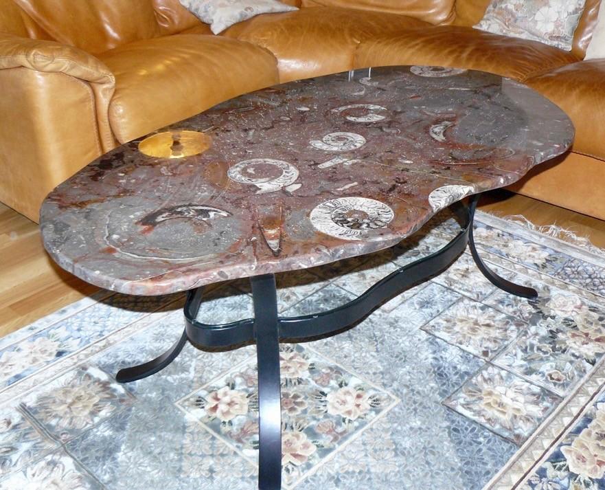 Table irrégulière en pierre d'Erfoud macrofossiles et son socle en fer de forme irrégulière