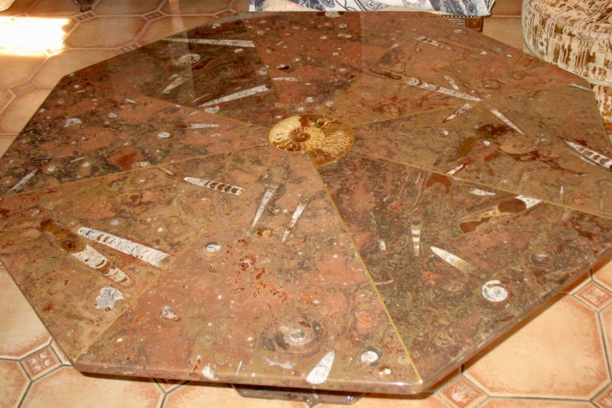 Table octogonale en pierre d'Erfoud