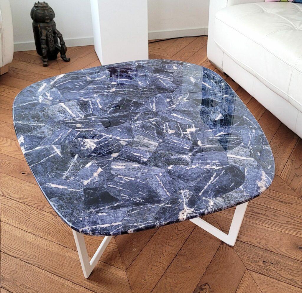 Table basse en pierre, Sodalite bleue et blanche
