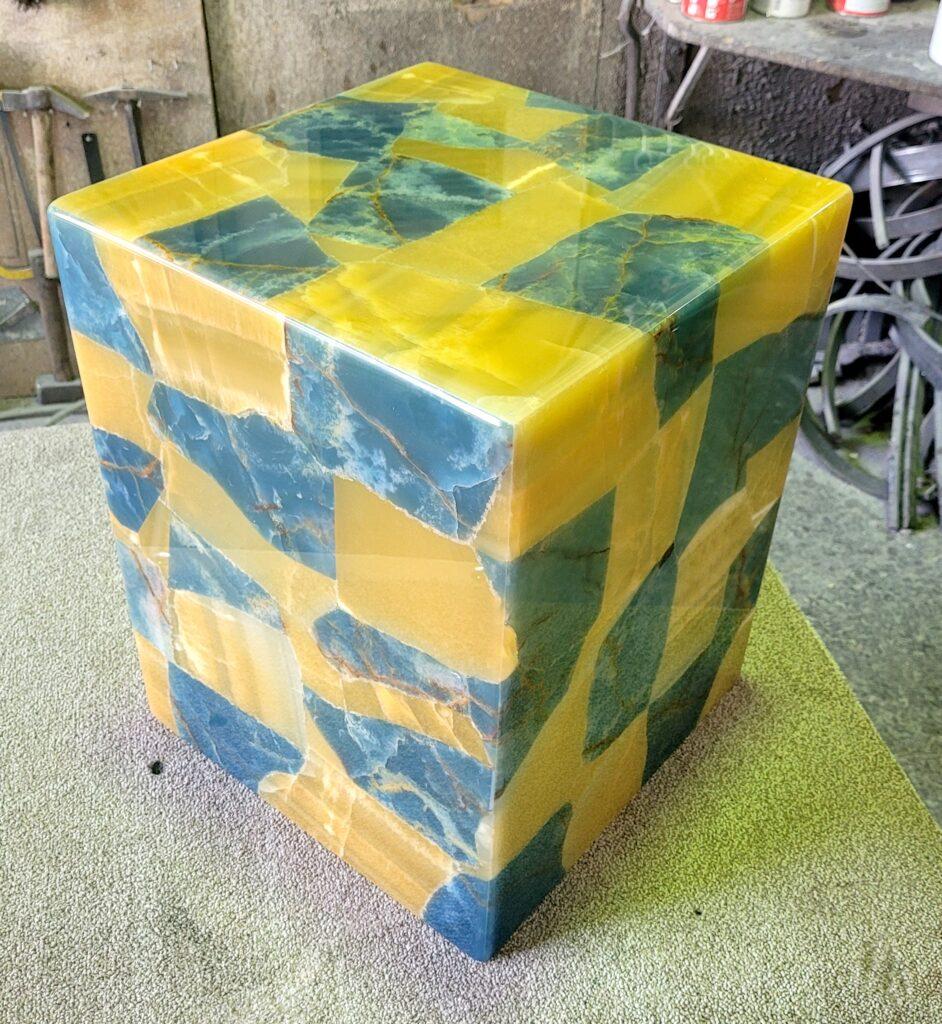 fabrication cube lumineux en pierre - calcite bleue et jaune